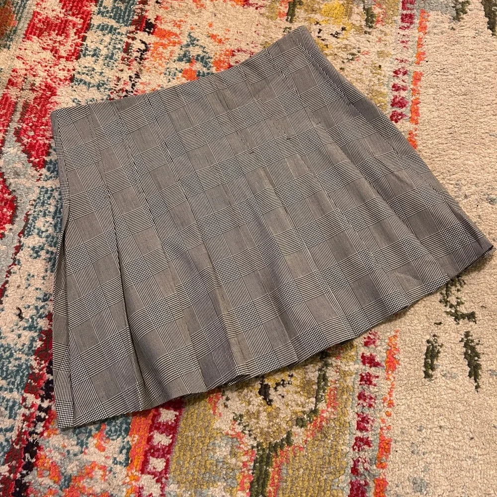 NWT H&M Classic Gray Plaid Women's Skirt. Size US 6
